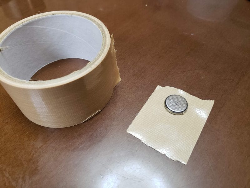 ボタン電池を十分におおう大きさのテープを用意したようす