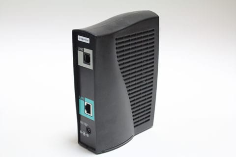 モデムのみの機器。接続口が背面に2個しかない