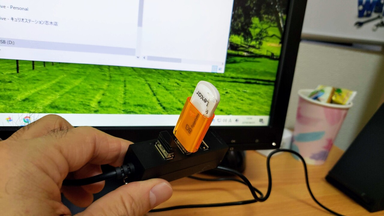 USBメモリを差し込んだパソコン