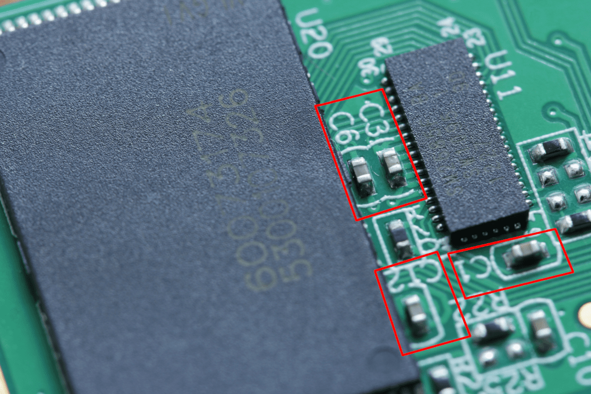 基板上に「C」の記号でしるされているのがコンデンサ