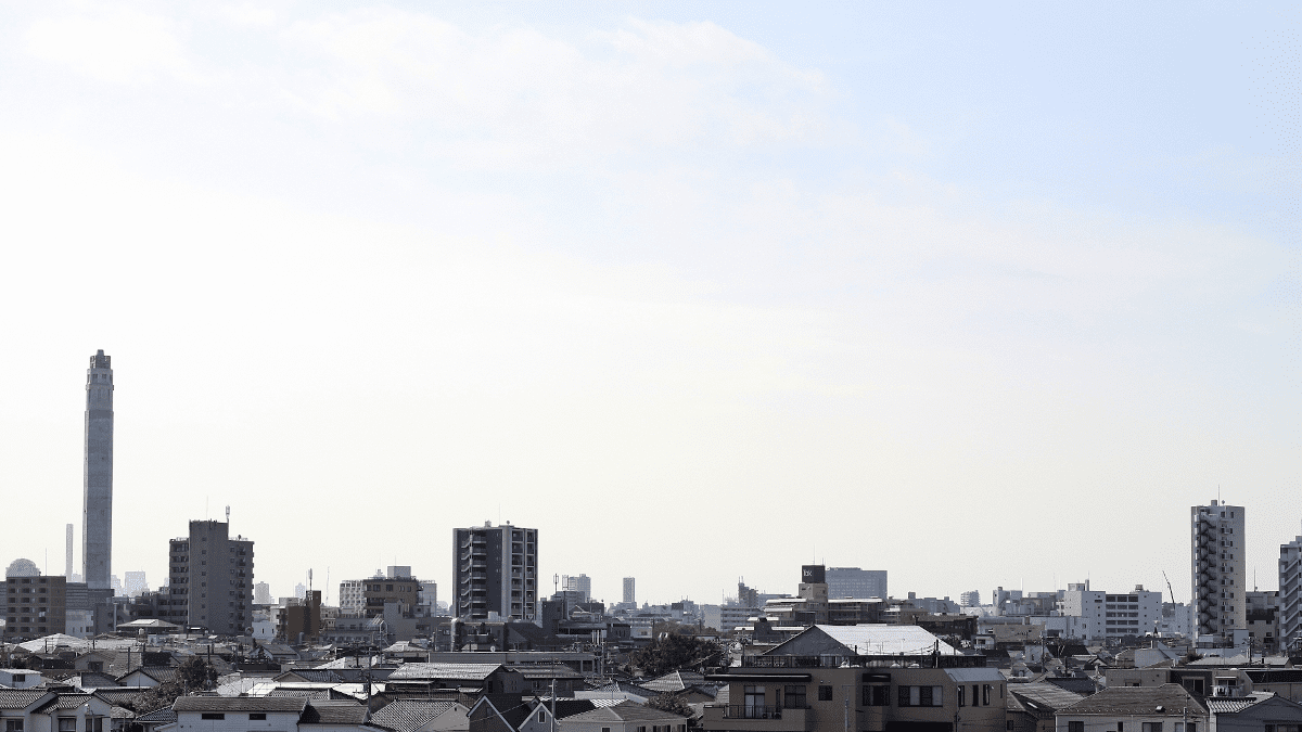 ありふれた街の遠景と空