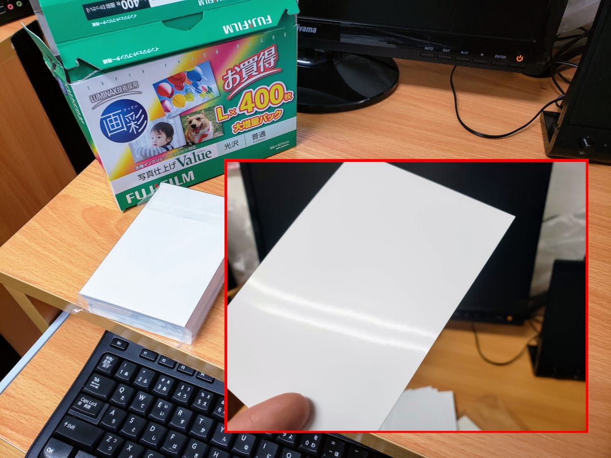 写真用光沢紙。表面に蛍光灯が写り込んでいる。