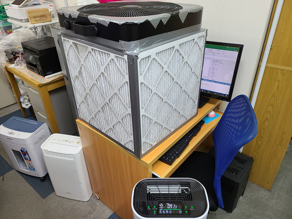教室の机にcorsi cubeを設置したところ。もともとレッスンをしていた机を一台占拠して、モニターは横におしやっています