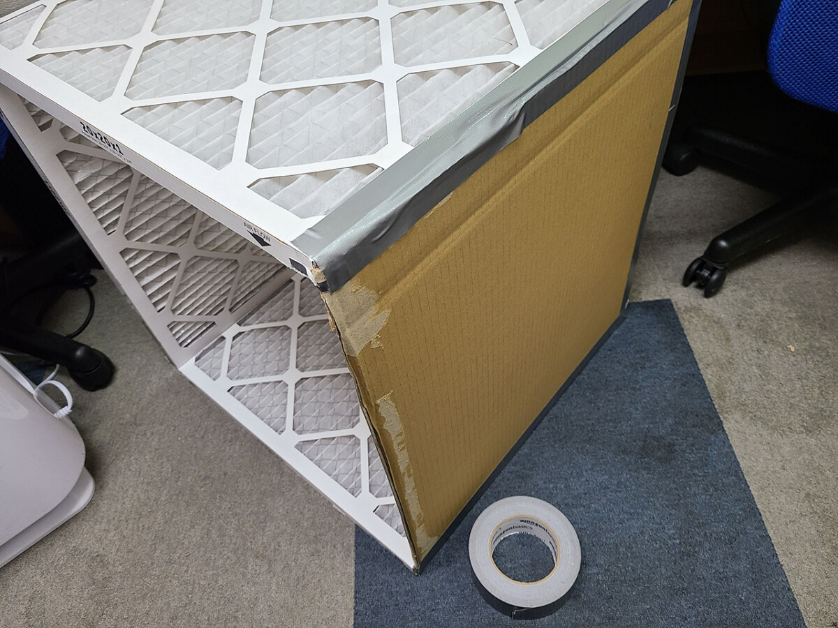 ガムテープでフィルタを張り合わせて、corsi cubeを作っているようす