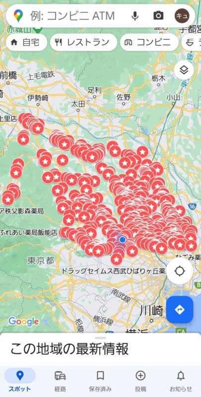 Googleマイマップが表示されたGoogleマップアプリ。通常表示される地点情報のほかに、大量のオレンジ色の地点が表示されている