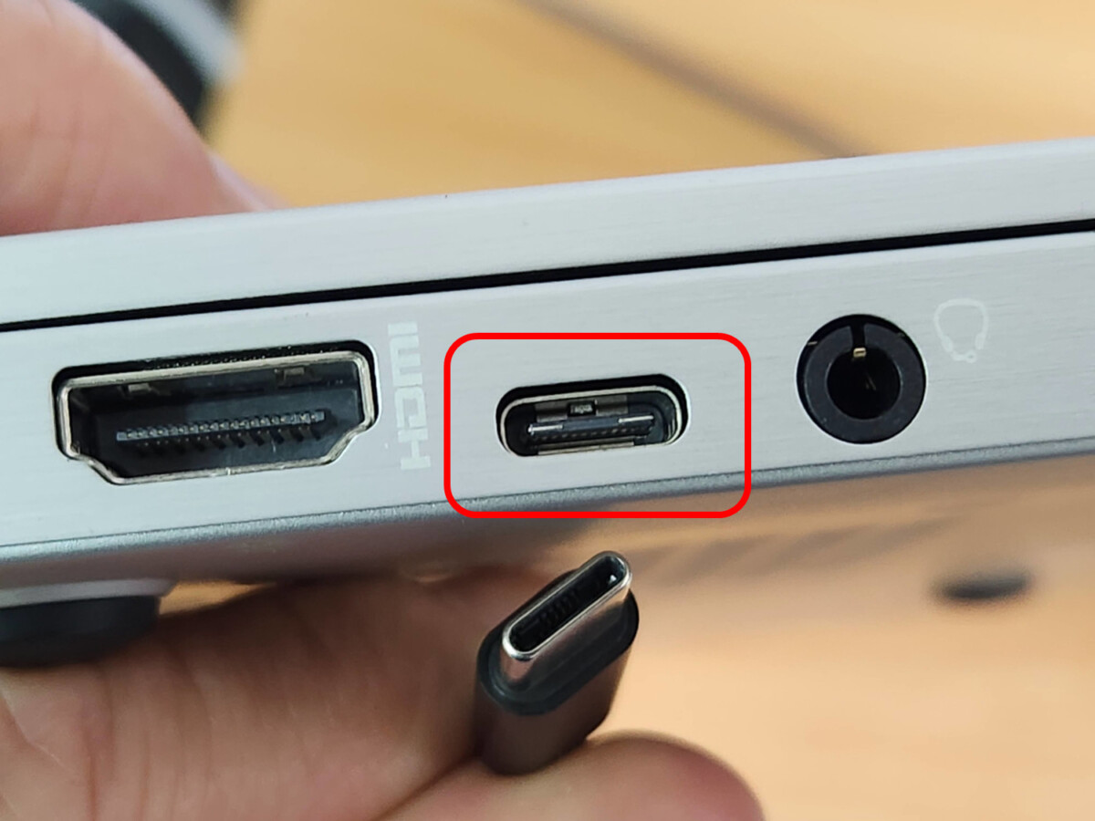 ノートパソコンのUSB-Cコネクタ。小さく、細長い丸の形をしている