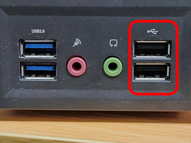 デスクトップパソコン前面のUSBポート 左側2個は芯が青く、よこにUSB3.0と表示。右側2個は芯が黒く、よこにはUSBのマークが表示。右側の黒い方に赤丸をつけています