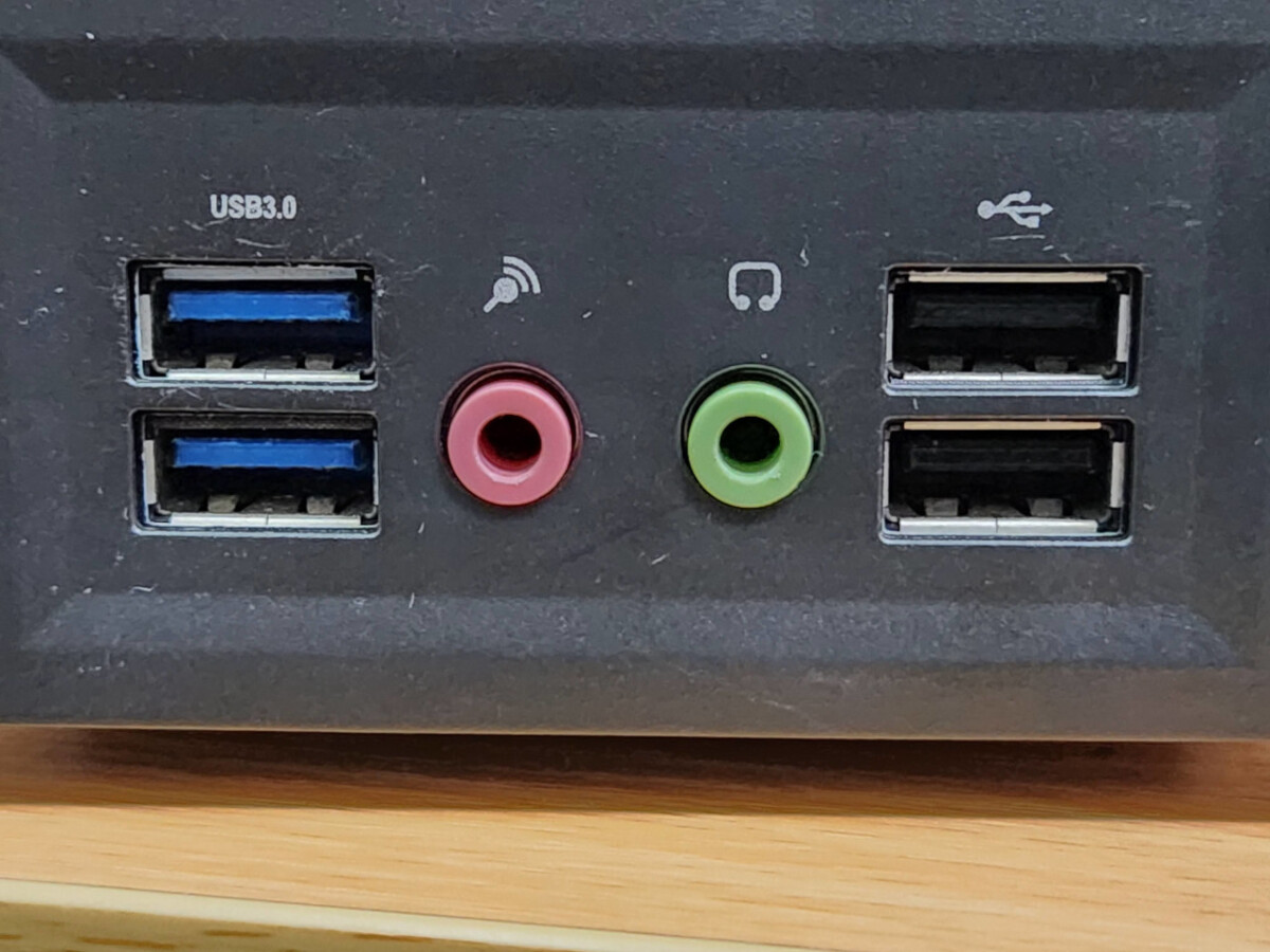 デスクトップパソコン前面のUSBポート 左側2個は芯が青く、よこにUSB3.0と表示。右側2個は芯が黒く、よこにはUSBのマークが表示。