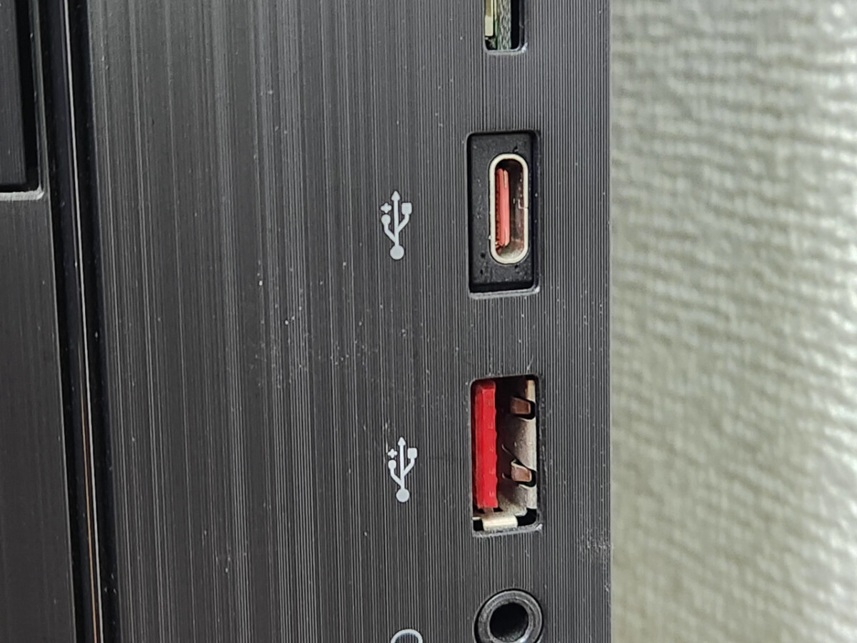 デスクトップパソコン前面の赤いUSBポート