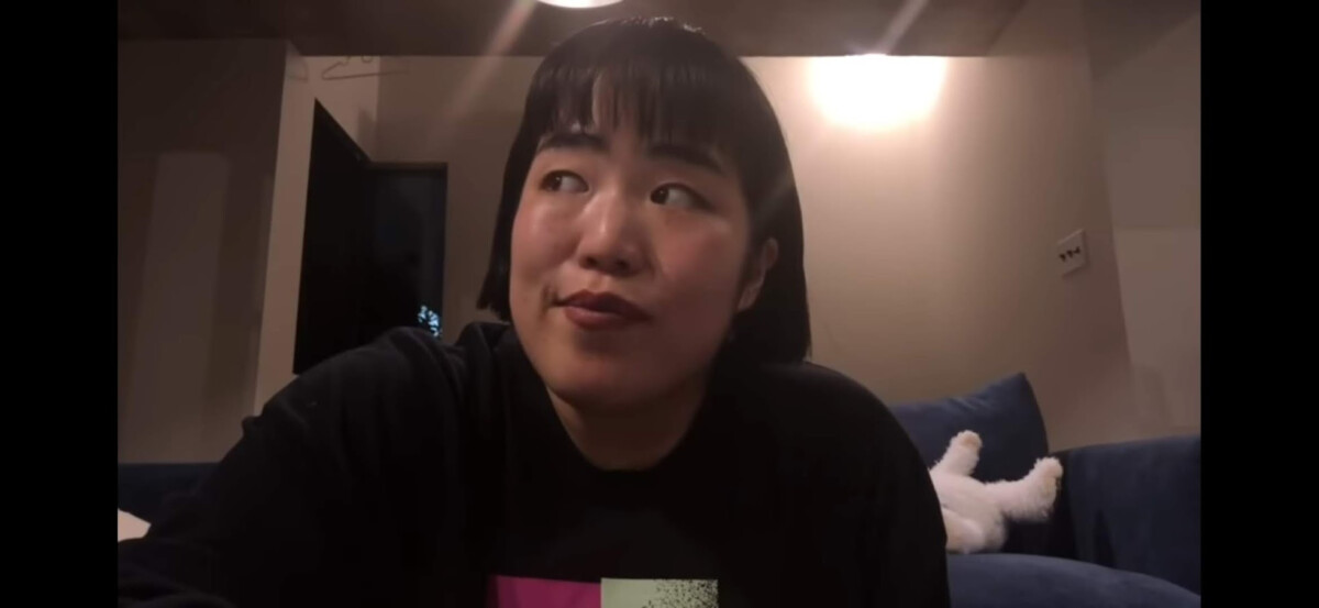英語で話している、Yuriyan Retrieverさんの姿
