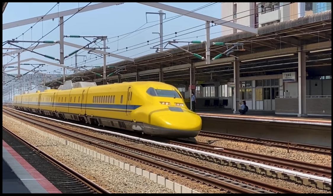 iPhoneで動画の一コマがスクリーンショットが撮れた様子を示す画像。
まさに駅を通過する新幹線ドクターイエローが写っている